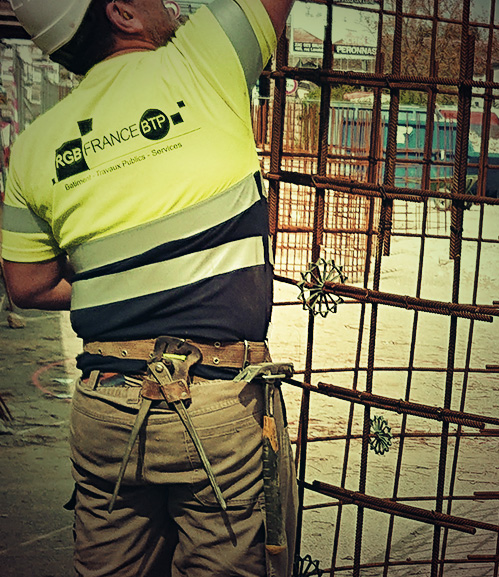 Ouvrier de la société RGB France travaillant sur un chantier